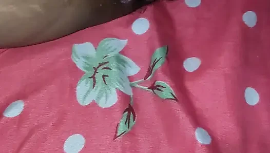 Desi heiße hausfrau allein zu hause und nimmt gurke in die muschi für setisfy selbst