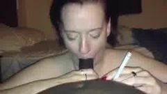 Madura mujer blanca fumando y chupando bbc
