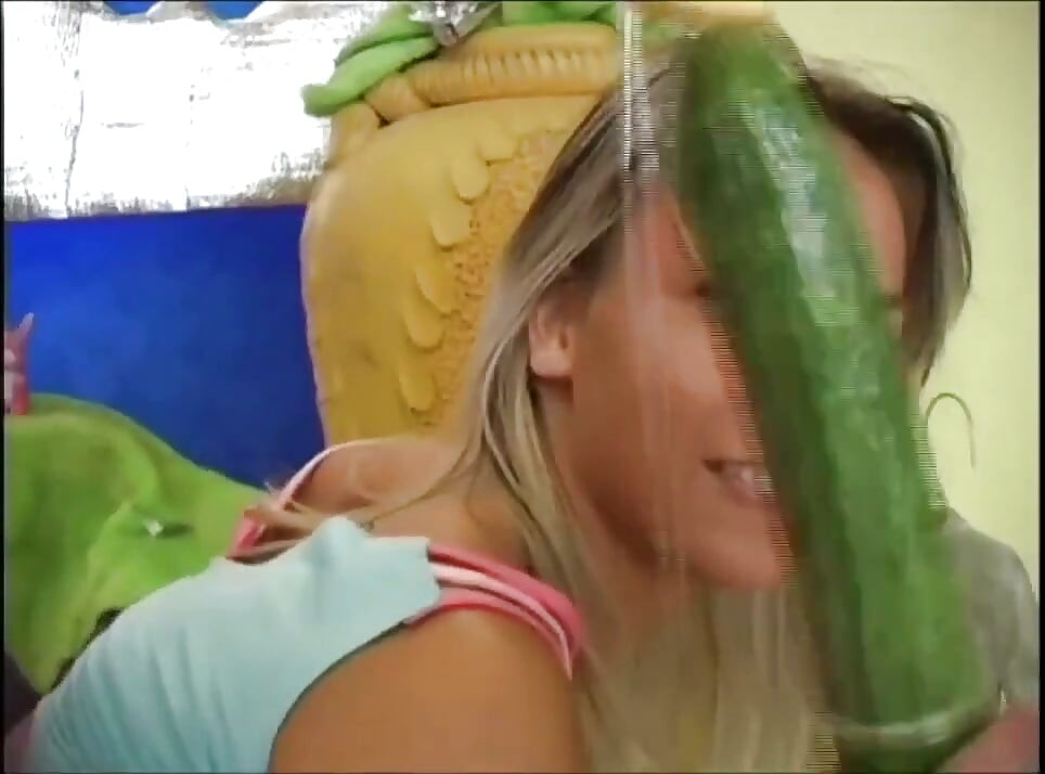 Prietenele lesbiene se joacă cu un castravete