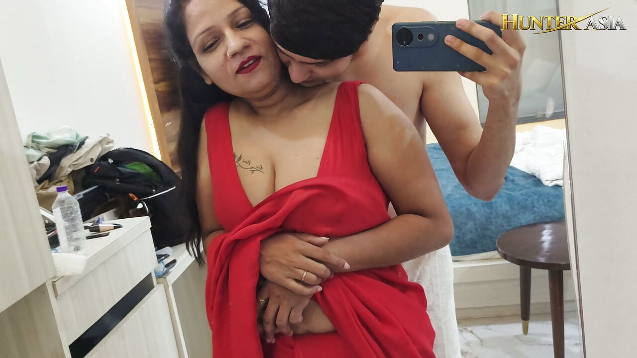 Big Boobs Bhabhi Ji in Red Saree Gets Fucked