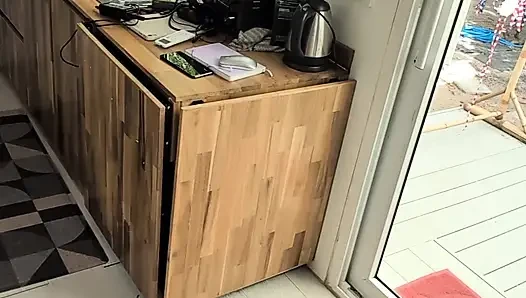 Azgın güzel sevimli genç kız yukarıdan dildo ve sakso ile mastürbasyon yapıyor