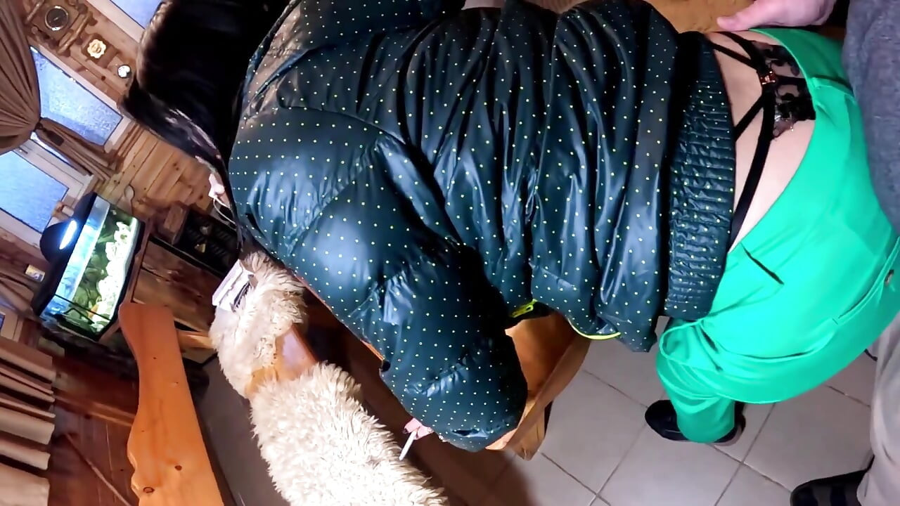 綠色羽絨服挑逗 抽煙、羞辱和淩亂的射精遊戲