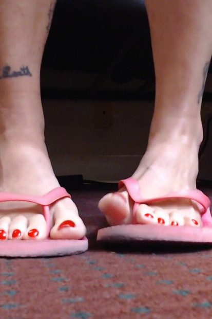 Soft pink flipflops shoeplay long toes