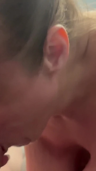 法律继母把我锁在她的房间里, 吮吸我, 直到我把精液射在她的喉咙里!