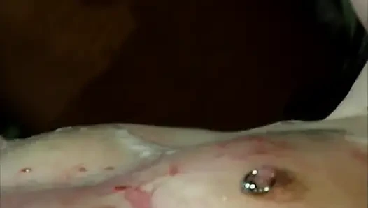 Olgun esmerin götü damlayan rosebud sarkması ile genişliyor