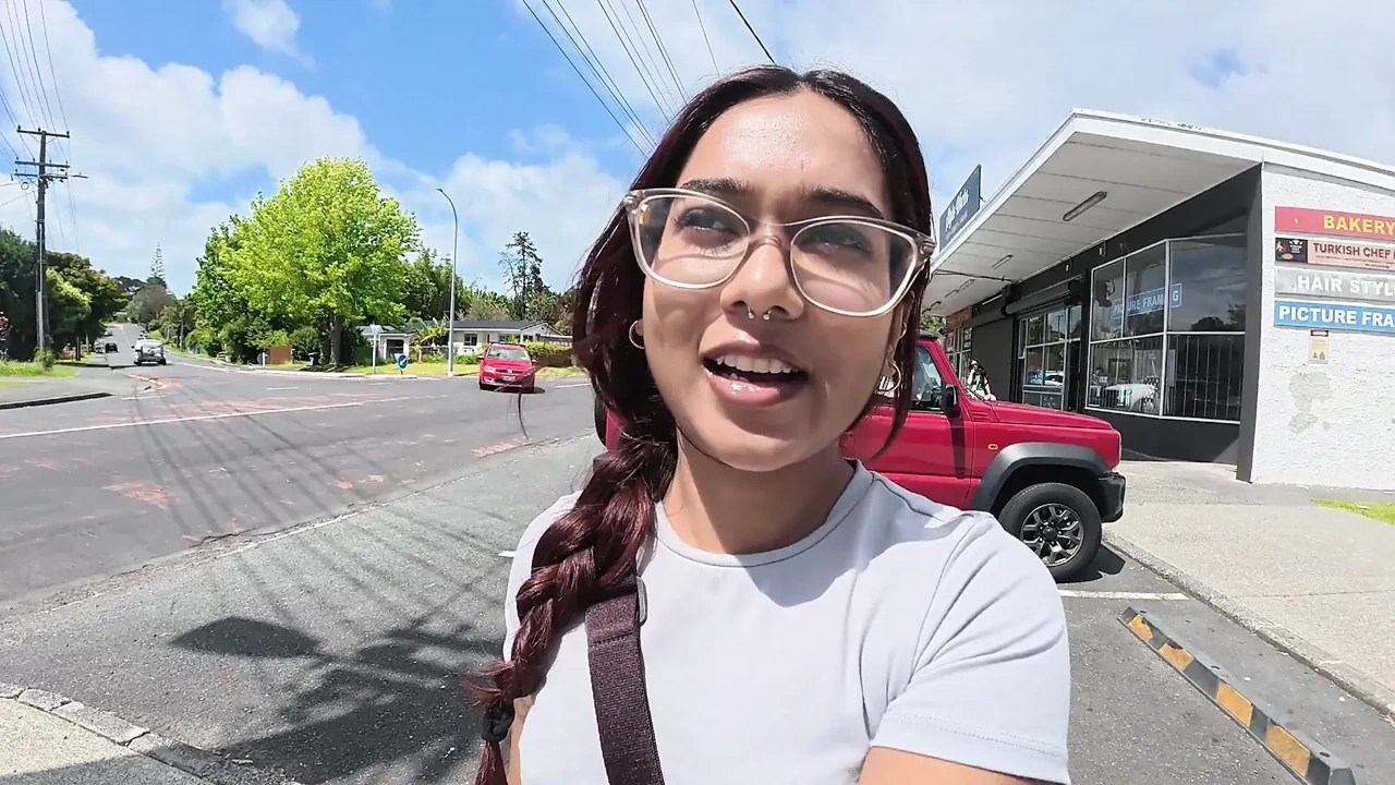 娇小的德西米娅z在户外徒步旅行自慰