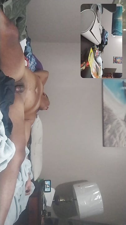 我的妻子霍莉热辣人妻得到了射精婊子的关注，最后同意我的意大利面酱 第二部分