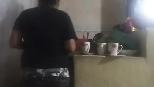 Pembantuku ngentot di dapur (istriku baru ketemu sama kami)