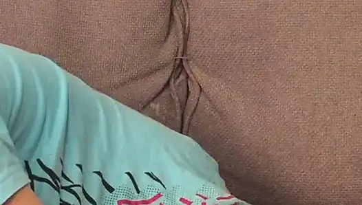 Сняли на видео с Iphone с использованием огромного фиолетового дилдо в первый раз