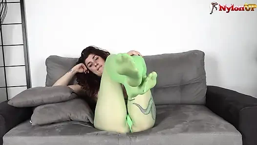 Кудрявая доминанта в зеленых колготках велела своему рабу посмотреть на ее ступни