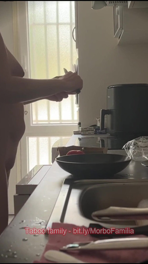 Deberes de mami sumisa: cocinar desnuda en la cocina | Clip 2
