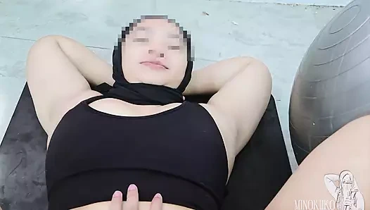 Gadis Berhijab Pamer Pantat Bahenolnya Dan Dimandiin Peju Sama Pelatihnya - Minokiiko