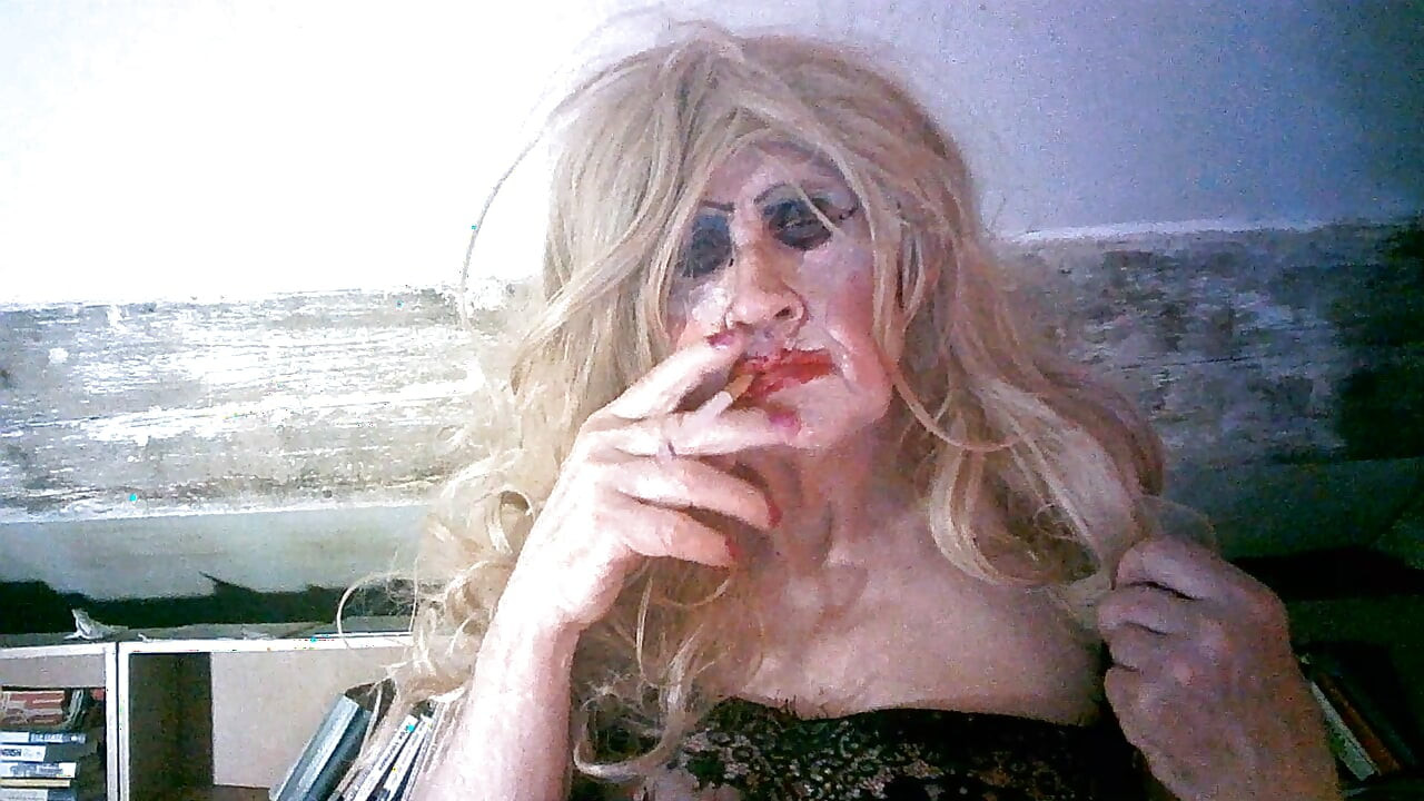 Velha puta puta puta Sarah fumando como a prostituta lixo que ela é