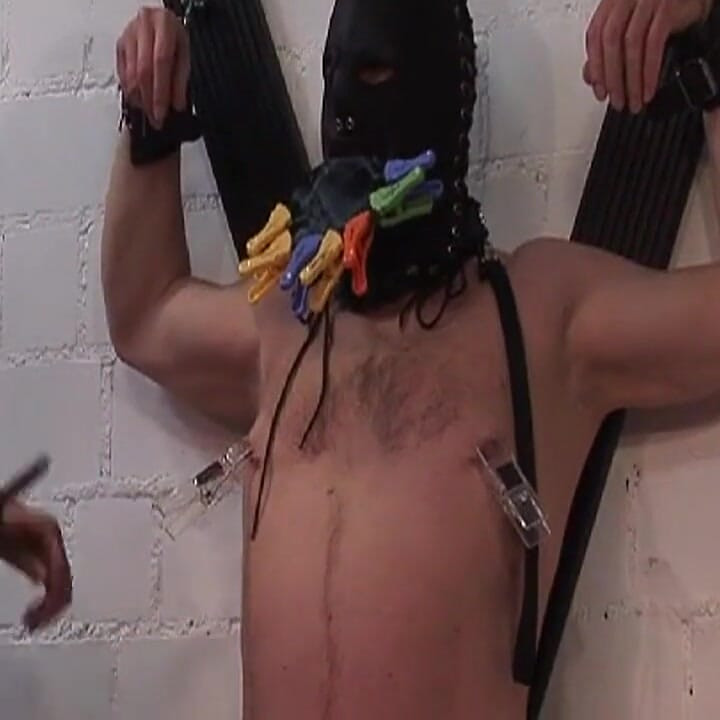 Moden rødhåret dominatrix leger med sin bundne slave