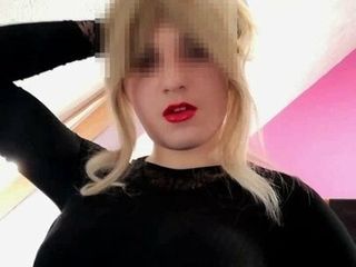 Une secrétaire blonde travestie taquine