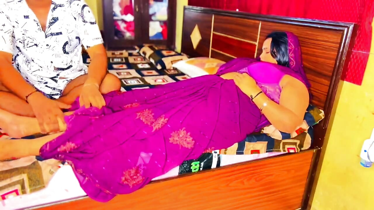 Servant Was Pressing Bhabhi's Feet When He Suddenly Started Touching Her and Ended Up Fucking Her