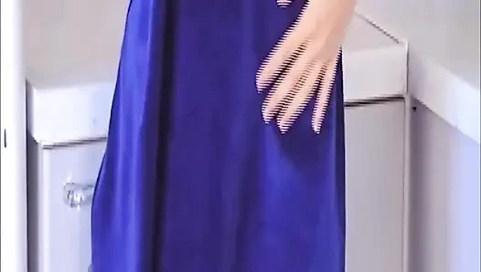 Esmer kadın mavi vibratörü ıslak amcığının derinliklerine kaydırıyor