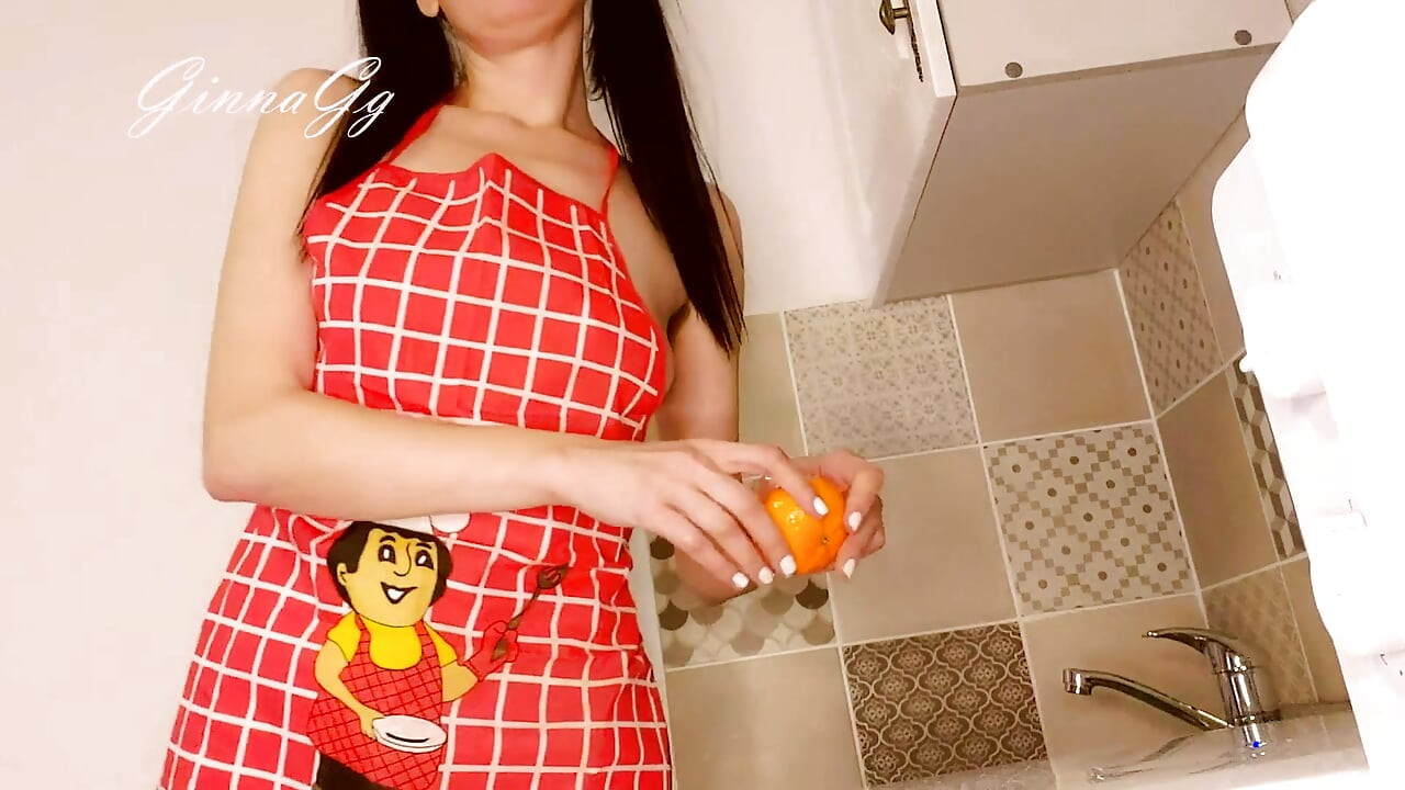 Ama de casa caliente oxida sexualmente su delantal en la cocina