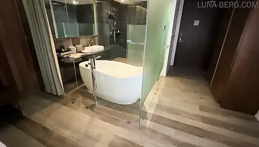 Kam zu meinem hotel nachbarn um Hilfe, er fickte mich hart und KAM AUF MEINEN ARSCH. Vollständiges video.
