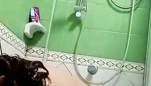 Она принимает ванну, пока плохо наблюдает за ней, затем дрочит мой хуй