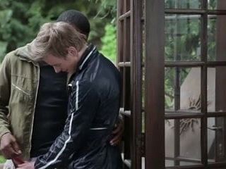 Un garçon blanc mince se fait baiser par le visiteur noir, Schwule Jungs
