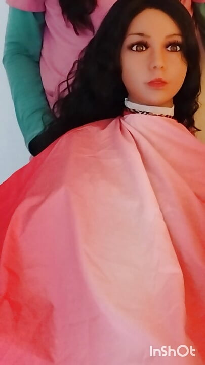 Lindsey memodelkan jubah gunting rambut dengan boneka seks berbadan besar
