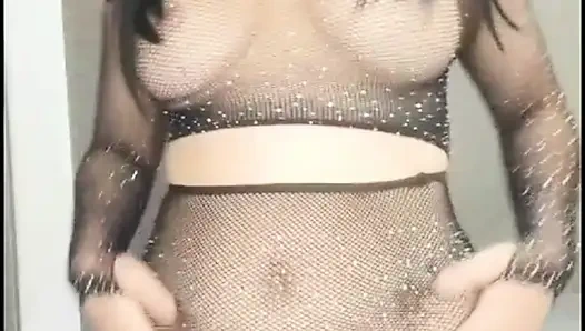 Турецкая девушка-брюнетка ублажила себя вибратором