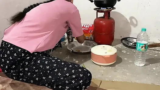 Я трахаю свою бхабхи в комнате Кичен, когда она готовит