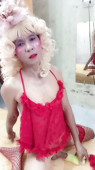 Oanh Le transgênero vestindo roupas sugestivas para brincar com latas fingindo ser muito feliz