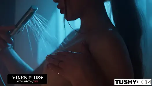 Tushy aldatan kızıl saçlı Megan Longoria iyi bir anal sikişe karşı koyamıyor
