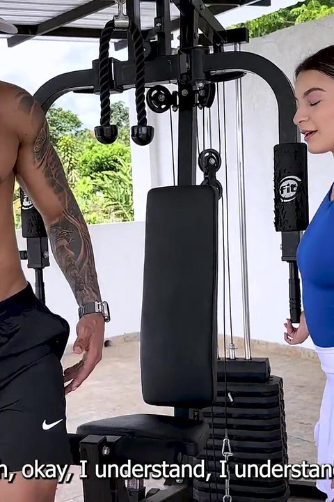 Προσωπικός γυμναστής δίνει στον μαθητή του ένα BBC στο γυμναστήριο - Brandon Cruz και Lia Tovar