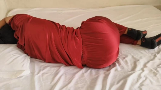 Üvey kızım büyük yarağımı öpüşerek istiyor (Hintçe ses)