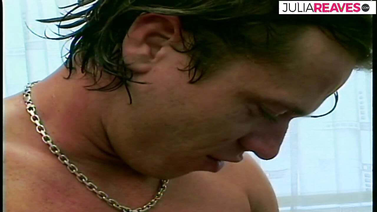 Blondine zuigt een enorme pik voordat ze voorover buigt voor een harde neukpartij