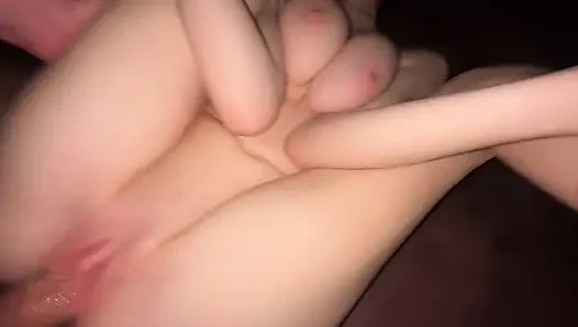 Büyük doğal memeli bebek anlamsız sikilirken yüksek sesle inliyor