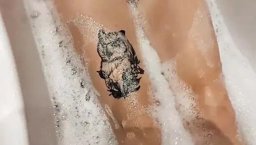 Heiße stiefschwester mit dicken titten im badezimmer spielt mit körper. POV perfekte titten und enge muschi