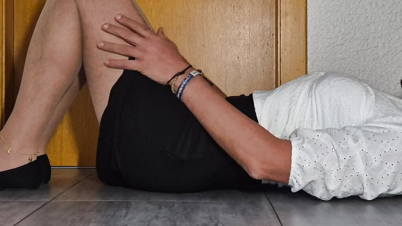 Fofa femboy Xunami tenta ligá-lo em sua saia preta doce