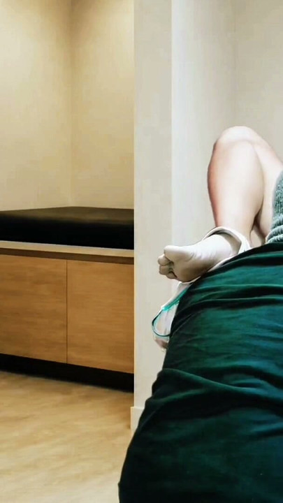 Istri nakal berhijab ini ngebiarin bosnya jilat memek beceknya di kantor | Clip 1