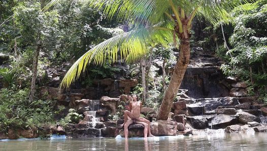 Koppel heeft echte seks in een waterval in Thailand