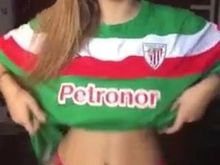 Des filles sportives de Bilbao montrent leurs seins
