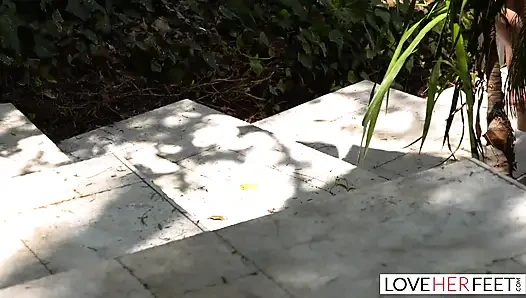 Riley Reid büyük bir yarak masajı müşterisi tarafından baştan çıkarılıyor ve sikiliyor