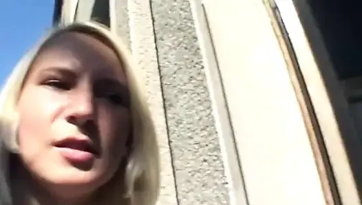 Sarışın yarak emiyor ve açık havada sert sikiliyor