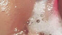 बुलबुला स्नान में असली शौकिया पत्नी अपनी गांड और चूत में डिल्डो के साथ खुद को चोदती है