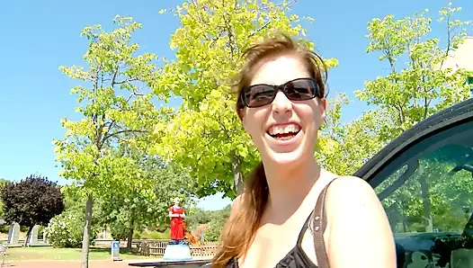 Teen Klara Gold in ihren ersten fickfilmen im freien