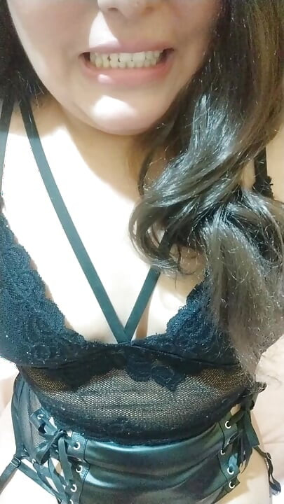 Igrajući se sa svojom vaginom, stavila sam veliki dildo u nju koji mi vadi sve sokove