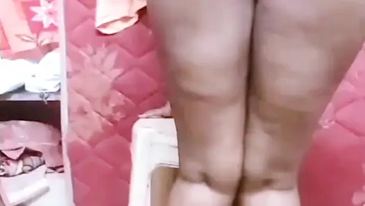 Renu si istri tamil india lagi asik ngentot memeknya sambil bugil sambil bugil!