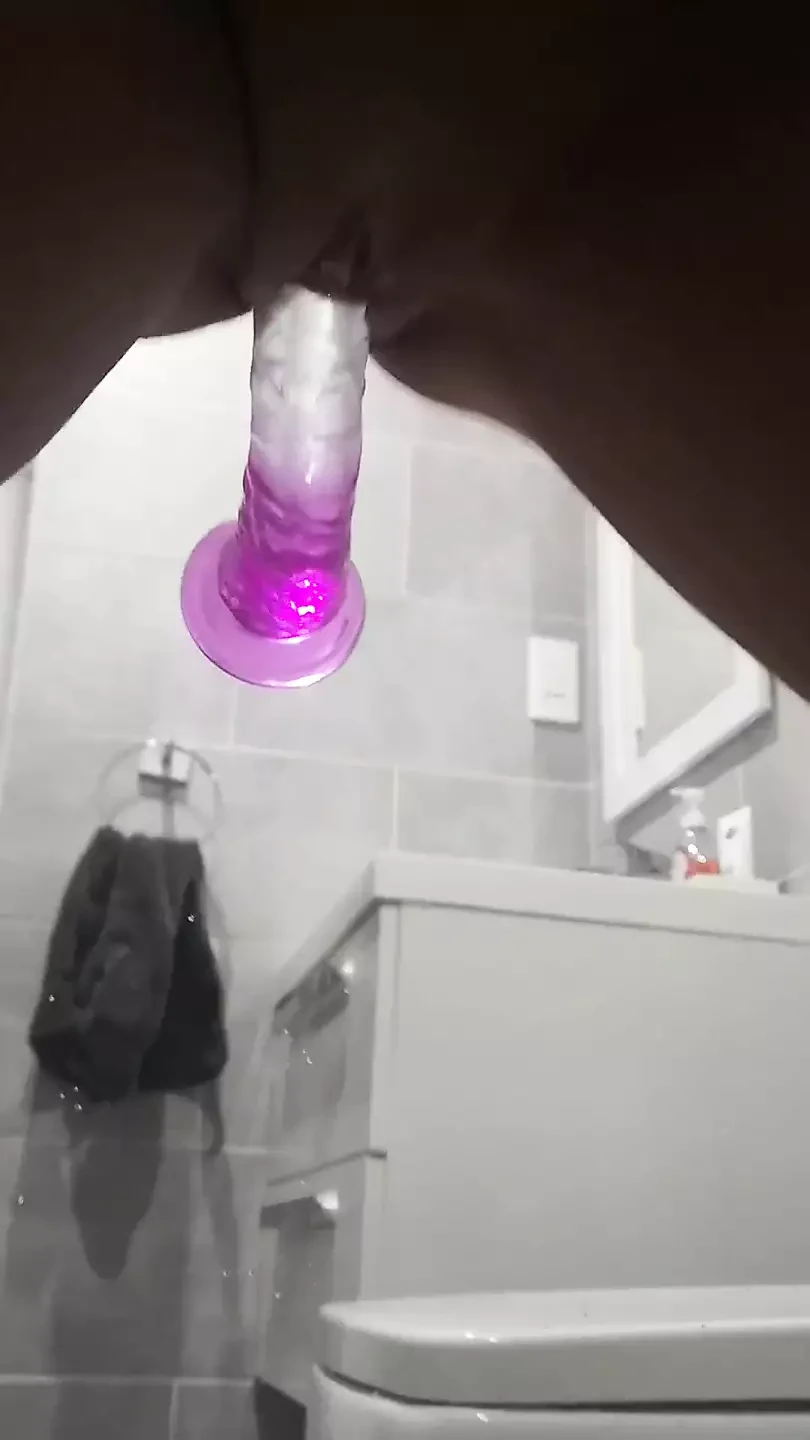 Milf de cuerpo perfecto folla un consolador en perrito en la ducha
