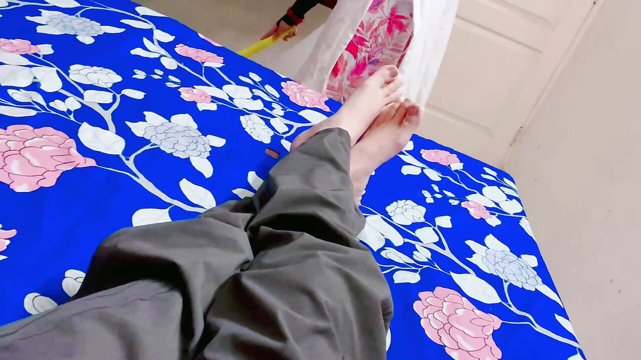 Viral Punjabi sexy Kamwali nu chodeya Jado gharwali bahar gye se