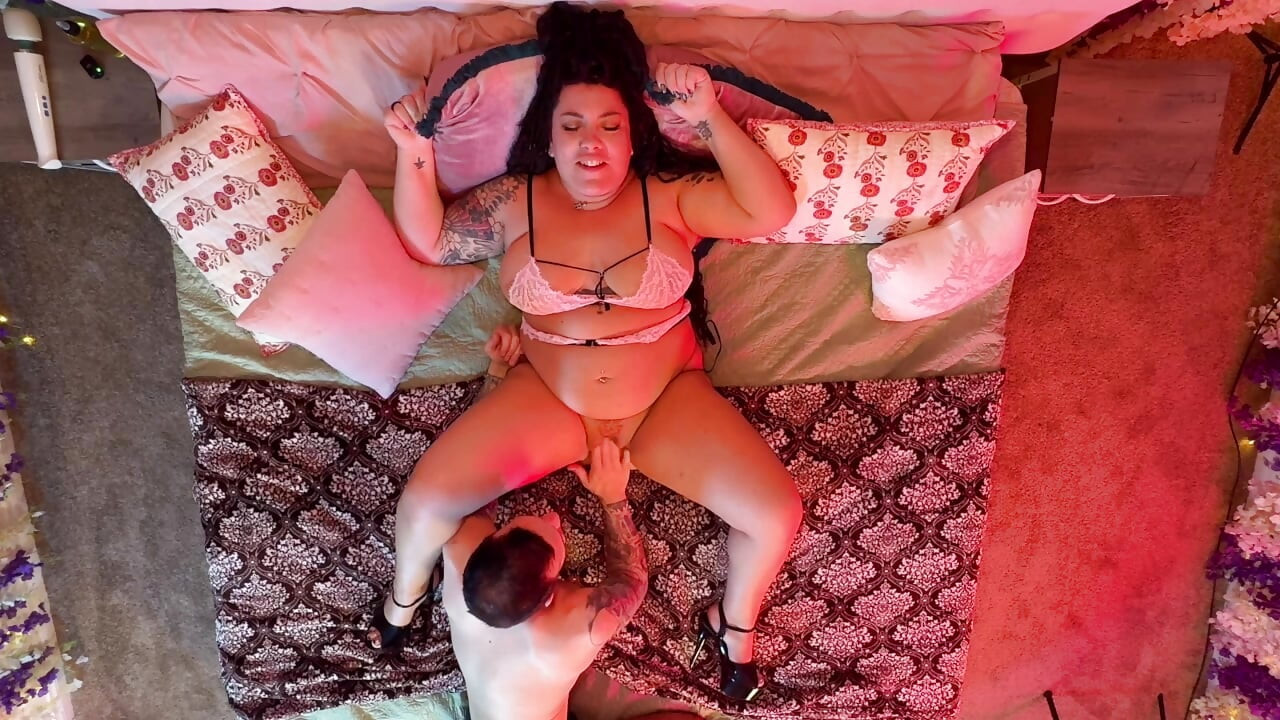 丰满的热辣人妻波士顿被快乐主妇宠坏了
