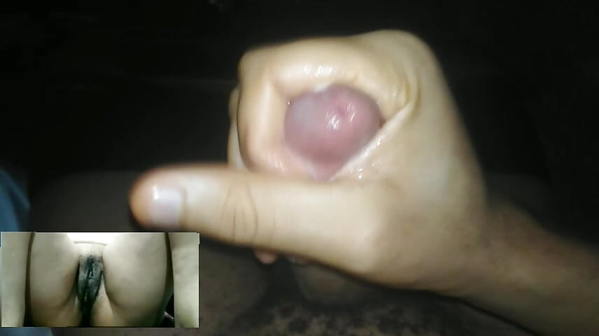 Un garçon de 18 ans avec une longue bite appel vidéo avec une fille