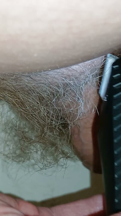 מגלח את הזין שלי